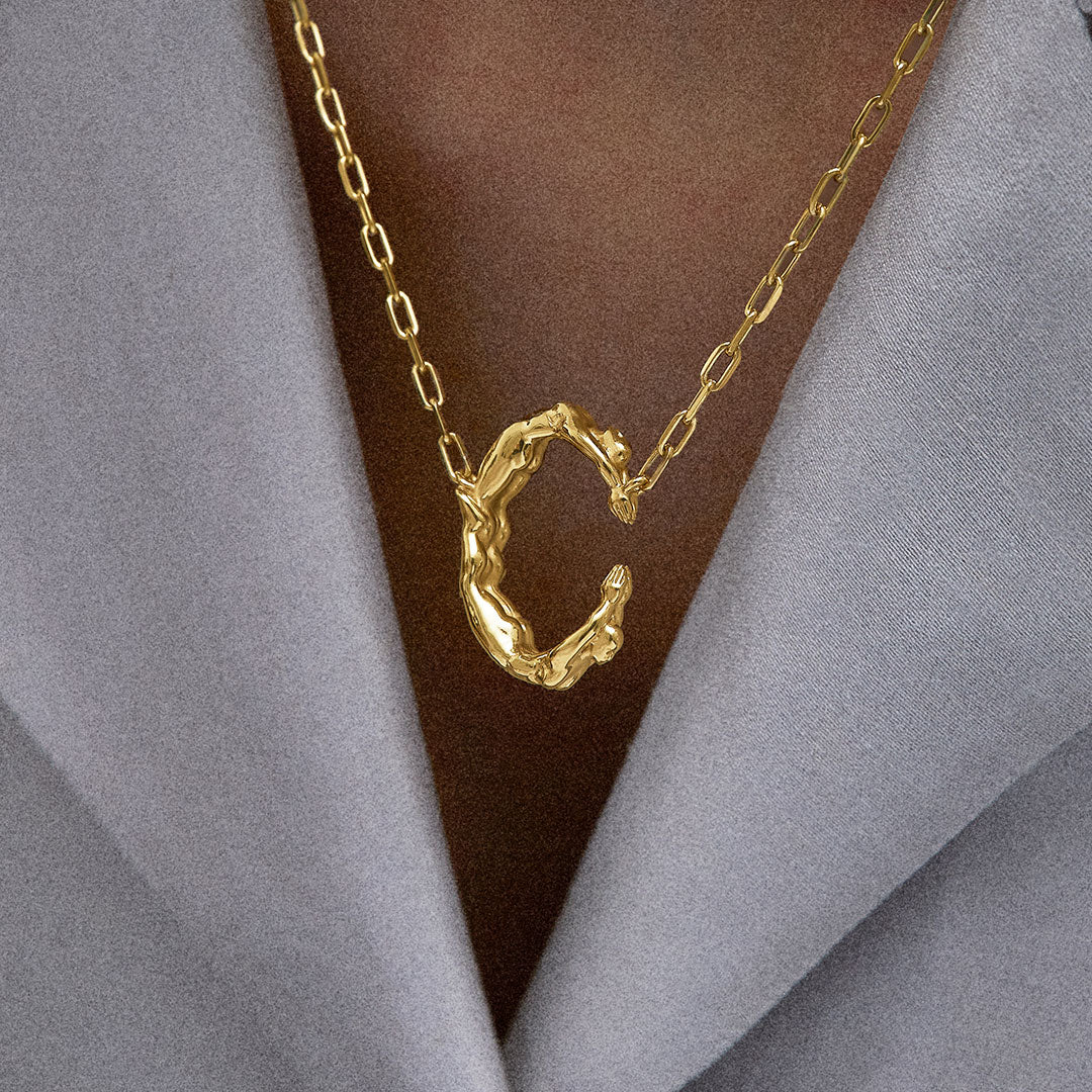 PAOLA_VILAS_COLAR_ALFABETO_CORPOS_FEMININOS_DOURADO_LETRAC