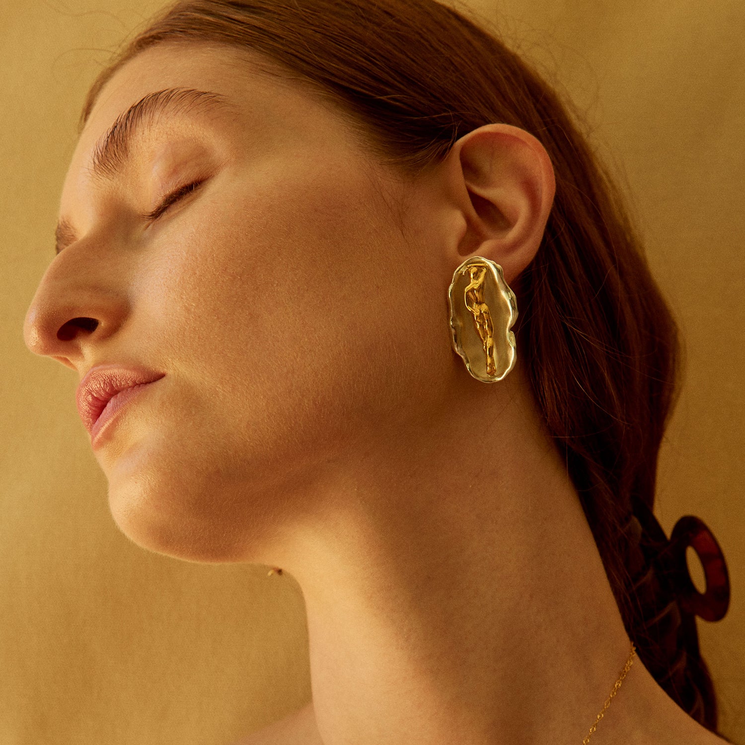 Paola Vilas Brinco Venus uma joia em formato de concha no seu interior um corpo feminino em prata 925 com banho de ouro 18k. Joias femininas.