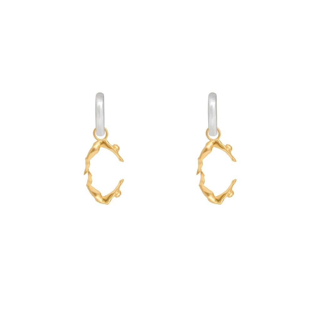 Paola Vilas Brinco Alfabeto Eugenia esculturas em forma de letras do alfabeto em prata 925 com banho de ouro 18k. Joias Femininas