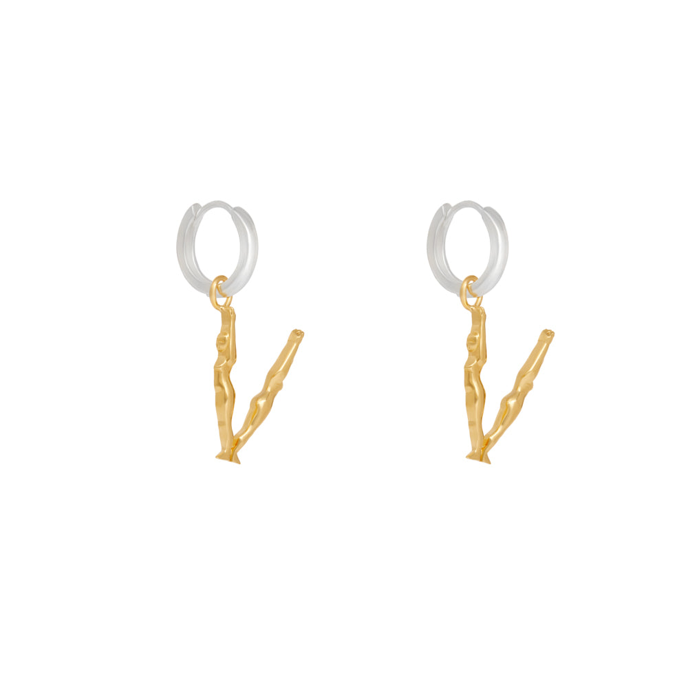 Paola Vilas Brinco Alfabeto Eugenia esculturas em forma de letras do alfabeto em prata 925 com banho de ouro 18k. Joias Femininas