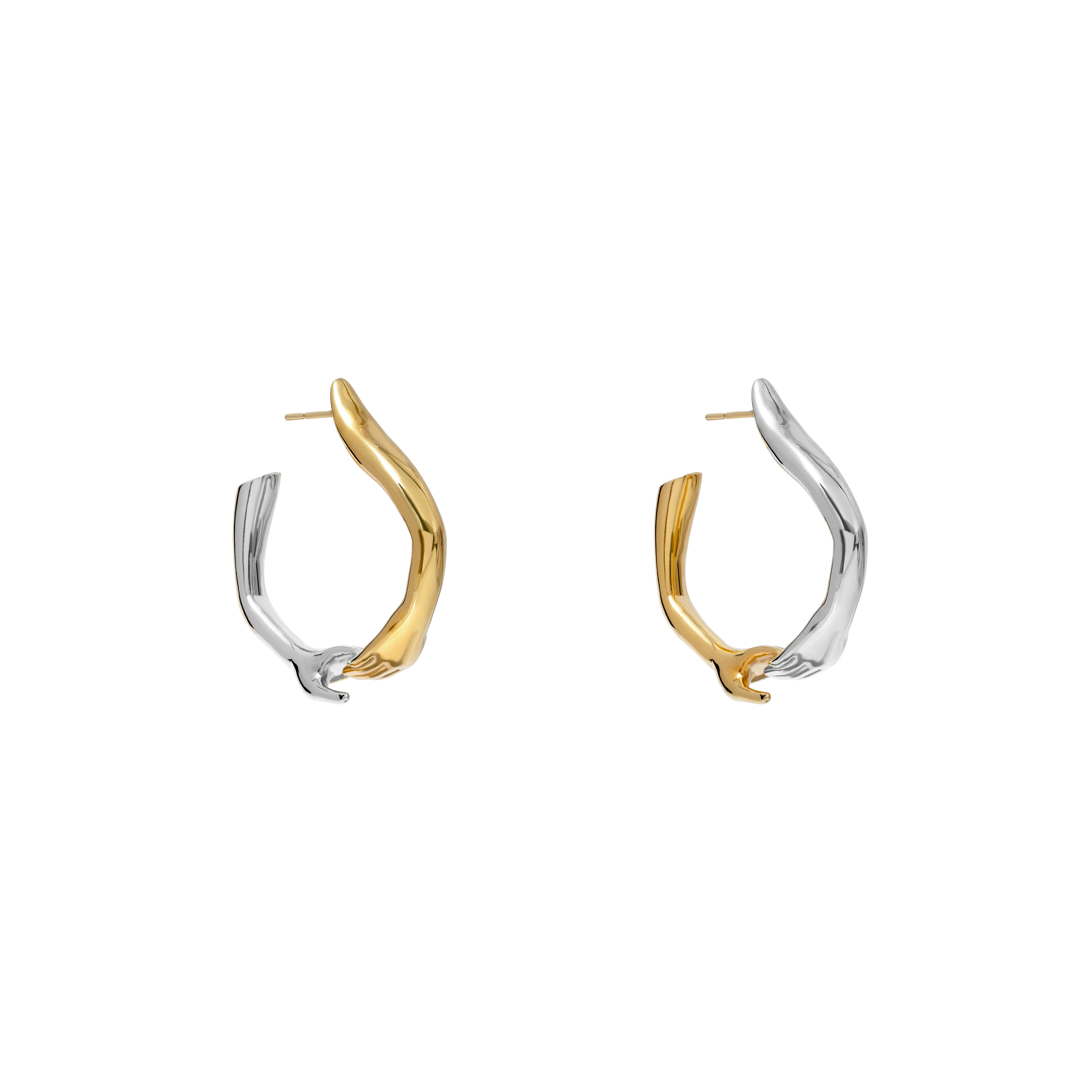 Paola Vilas Brinco Argola Lui escultura vestível em que duas mãos se unem disponível em prata 925 ou prata 925 com banho de Ouro 18k.