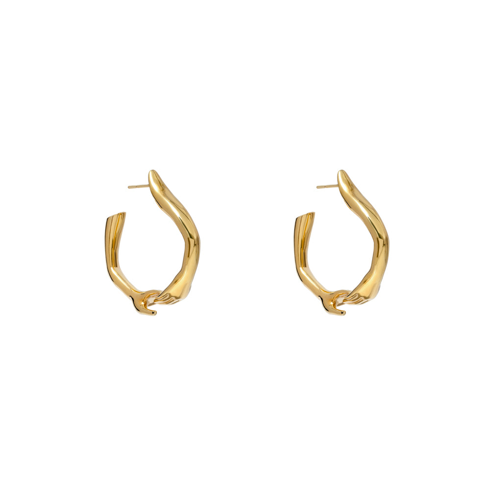 Paola Vilas Brinco Argola Lui escultura vestível em que duas mãos se unem disponível em prata 925 ou prata 925 com banho de Ouro 18k.