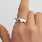 Modelo usando anel de corpo feminino em prata 925