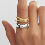 Modelo usando anéis de corpo feminino em prata 925 com banho em ouro 18k