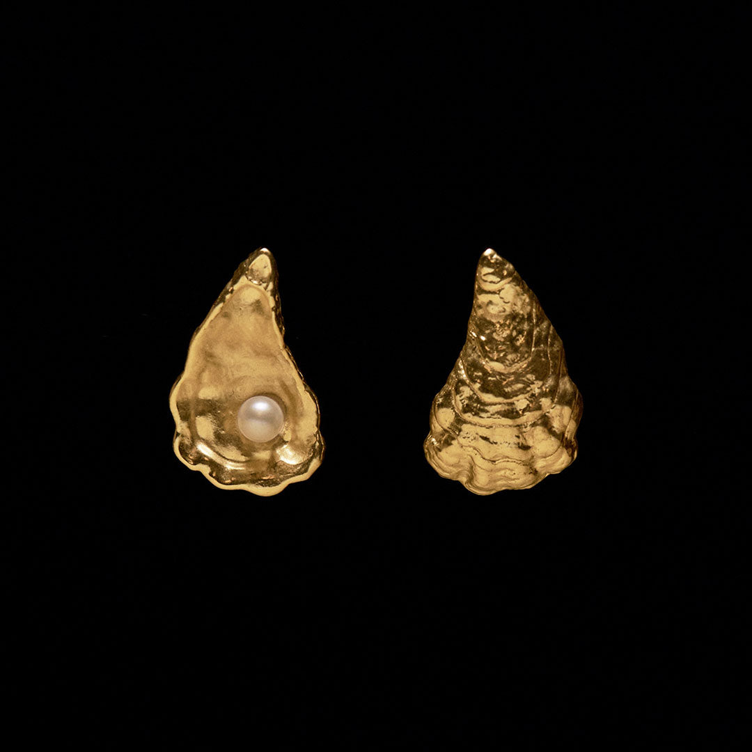 Brinco assimétrico de ostra pequena em prata 925 com banho em ouro 18k e pérola