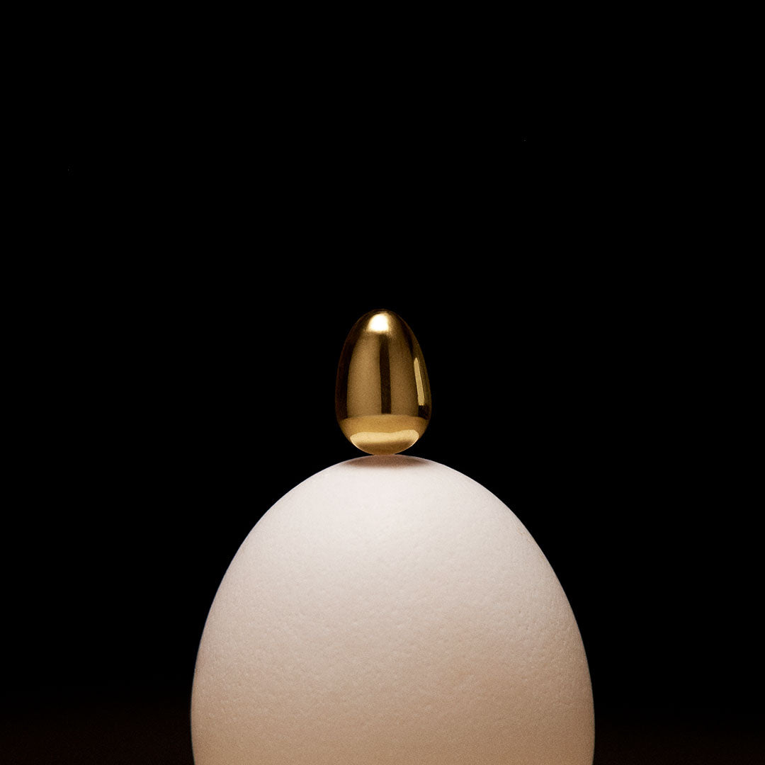 Brinco minimalista de ovo em prata 925 com banho de ouro 18k