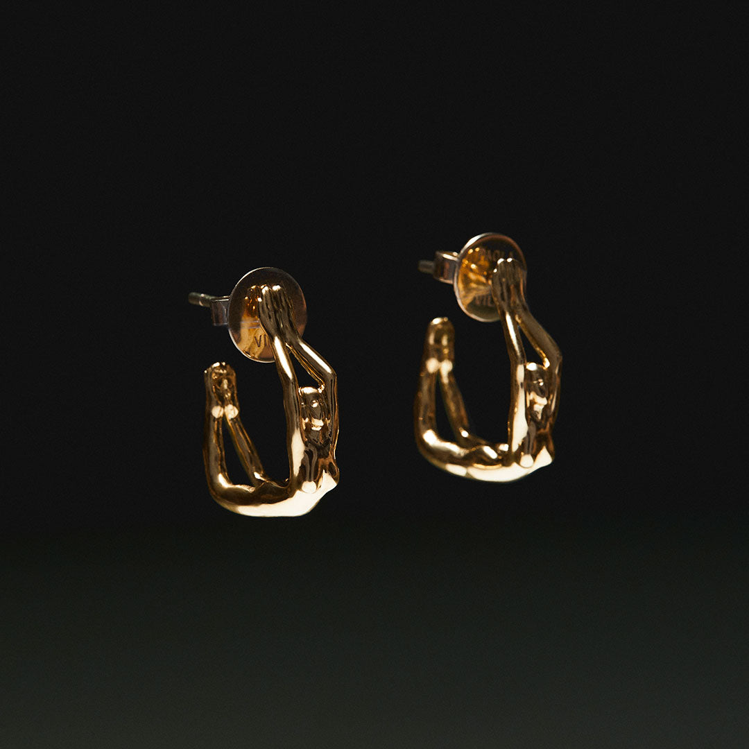 Brinco de argola em ouro 18k de corpos femininos