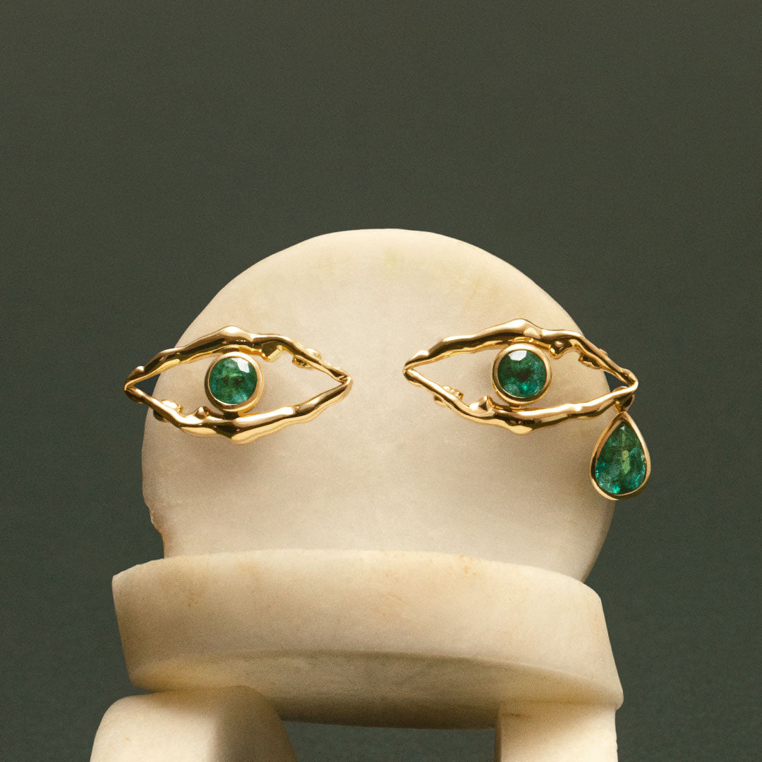 Brincos de olhos formados por corpos em ouro 18k e esmeraldas