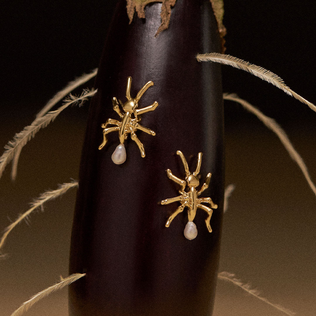 Brincos surrealistas de formiga em prata 925 com banho de ouro 18k e pérolas