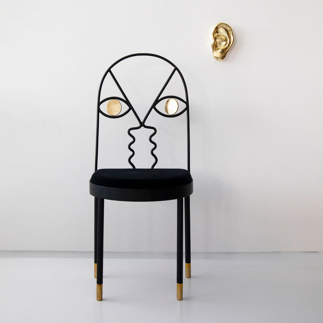 Casa com móveis surrealistas em latão
