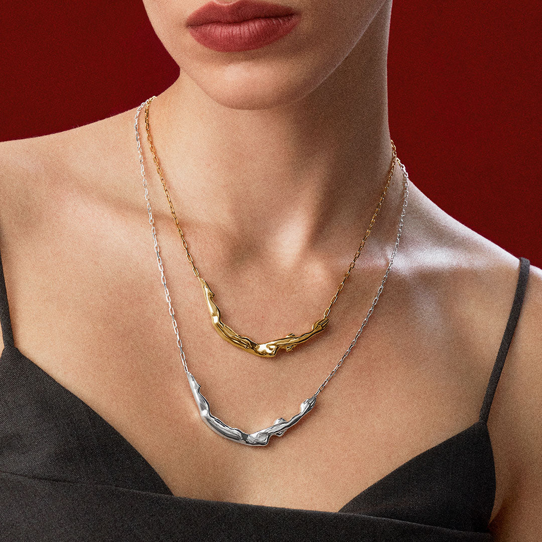 Modelo usando colares em prata 925 com banho de ouro 18k de corpos femininos