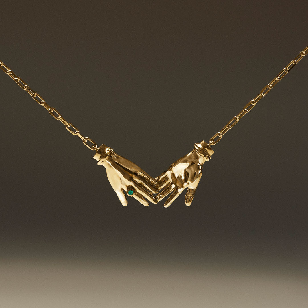 Colar de mãos dadas em prata 925 com banho de ouro 18k e esmeralda