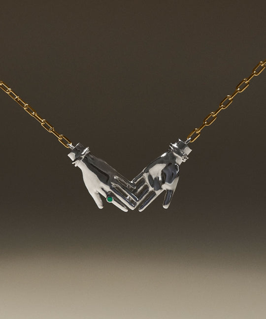 Colar de mãos dadas em prata 925 com corrente banhada em ouro 18k e esmeralda