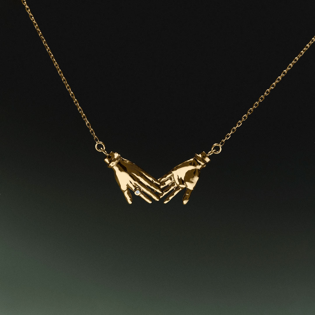 Colar em ouro 18k de mãos adornado com diamante