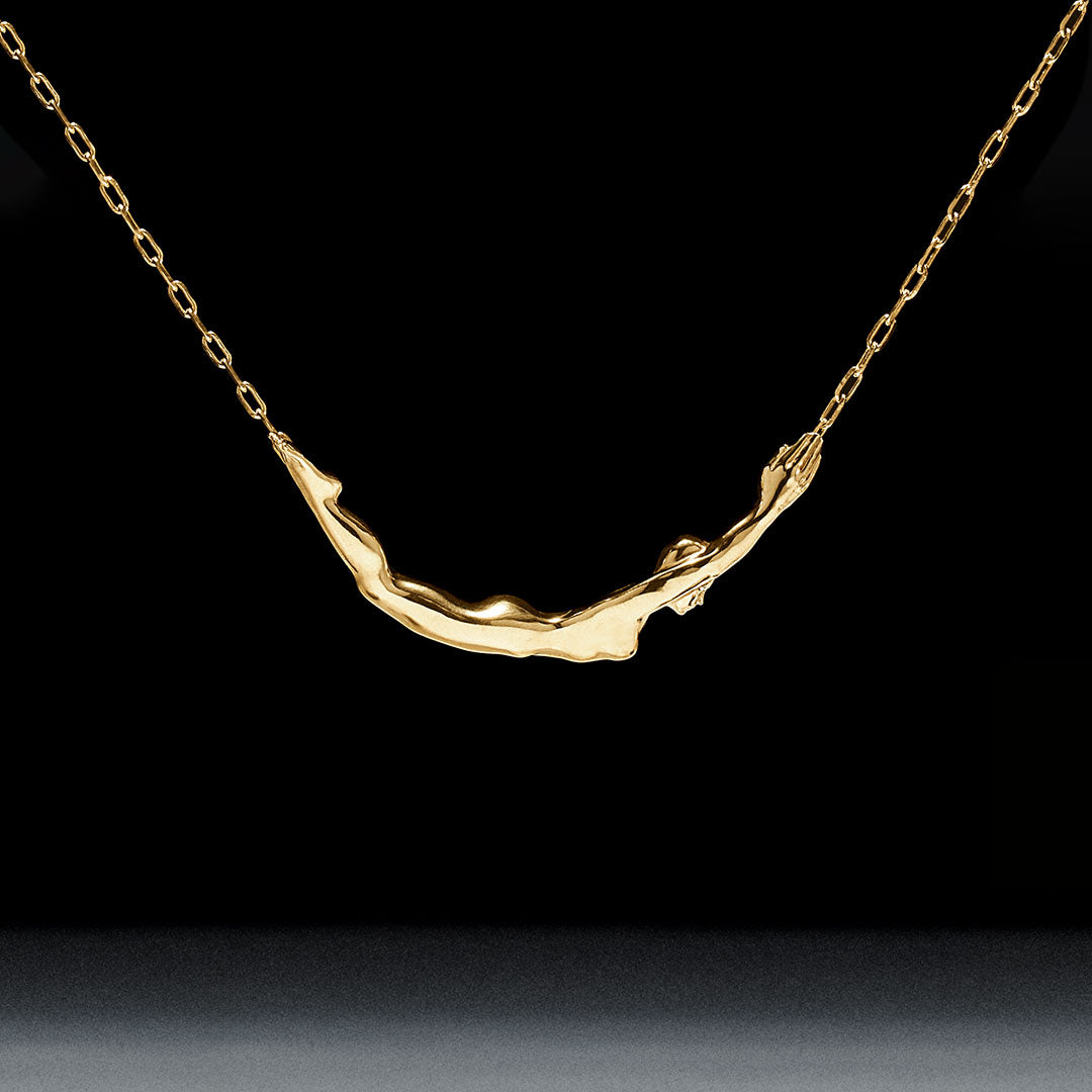 Colar Paola Vilas em prata 925 e banho de ouro 18k de corpo feminino