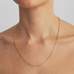 Modelo usando corrente cartier de 50cm em prata 925 com banho de ouro 18k