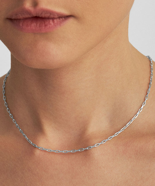 Modelo usando corrente cartier de 40cm em prata 925