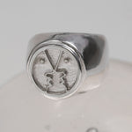 Anel chevalier Paola Vilas em prata 925 de rostos minimalistas