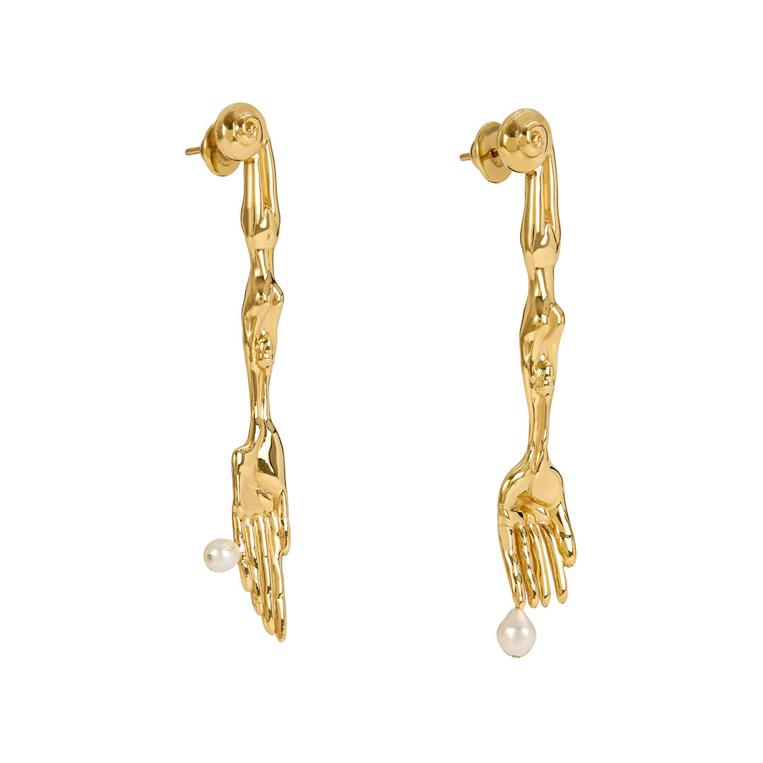 Brinco Paola Vilas de garfo e faca surrealista em prata 925 com banho de ouro 18k e pérolas naturais