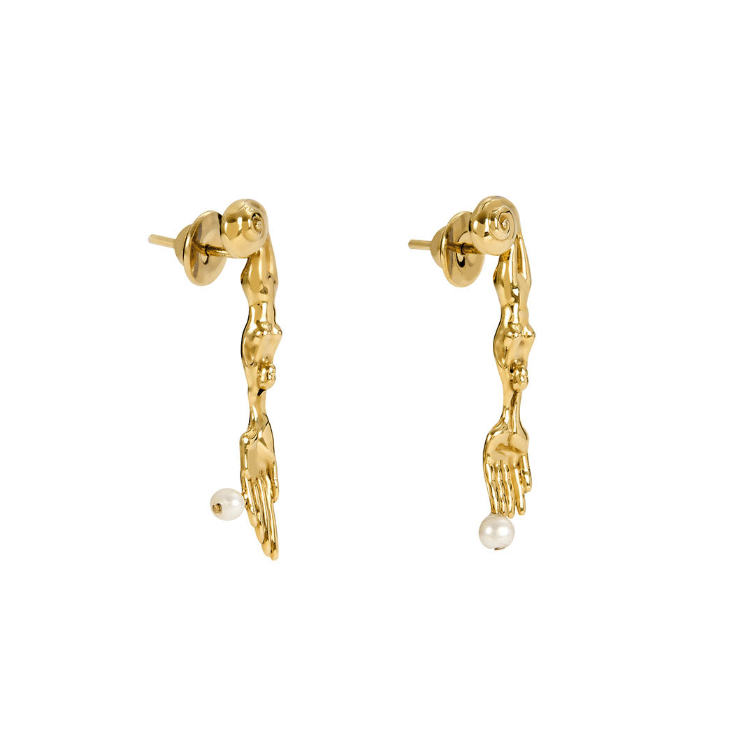 Brinco Paola Vilas de mini garfo e faca surrealista em prata 925 com banho de ouro 18k e pérolas naturais