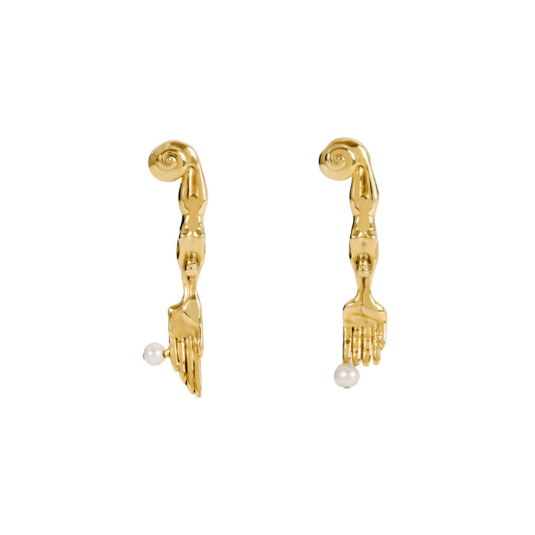 Brinco Paola Vilas em prata 925 com banho de ouro 18k de mini garfo e faca surrealista com pérolas naturais