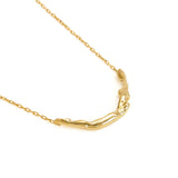Colar em prata 925 com banho de ouro 18k Paola Vilas de corpo feminino pequeno