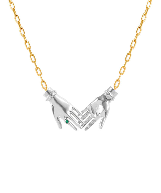 Colar Paola Vilas de mãos dadas em prata 925 com corrente banhada em ouro 18k e esmeralda