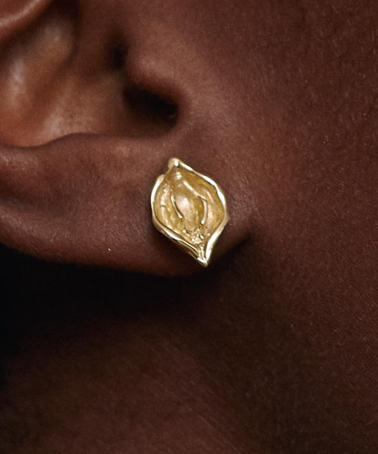 Paola Vilas Joia escultural em formato de vulva retratada no Brinco Audre