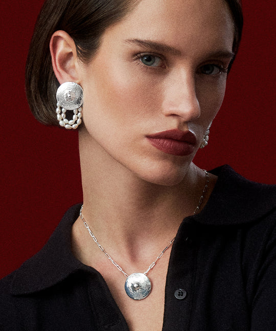 A Joia Paola Vilas Pendente Cecília é uma escultura vestível com formato de mamilos feita em prata 925, em formato de corpo.