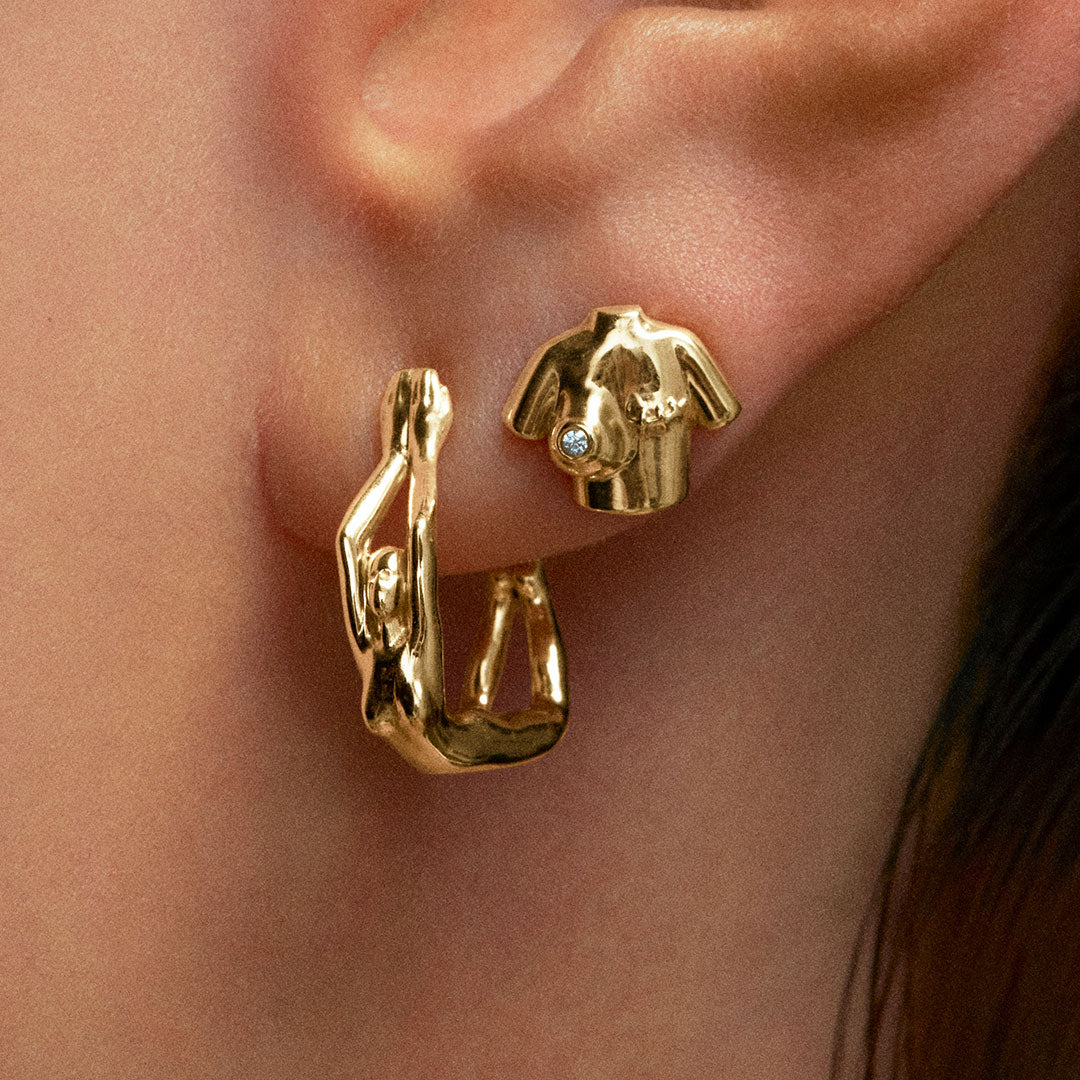 Modelo usando brinco e piercing em ouro 18k de corpos femininos