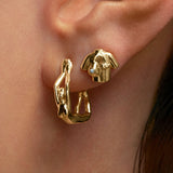 Modelo usando brinco e piercing em ouro 18k de corpos femininos