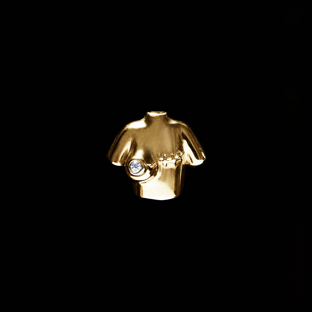 Piercing em ouro 18k de busto feminino adornado com diamante