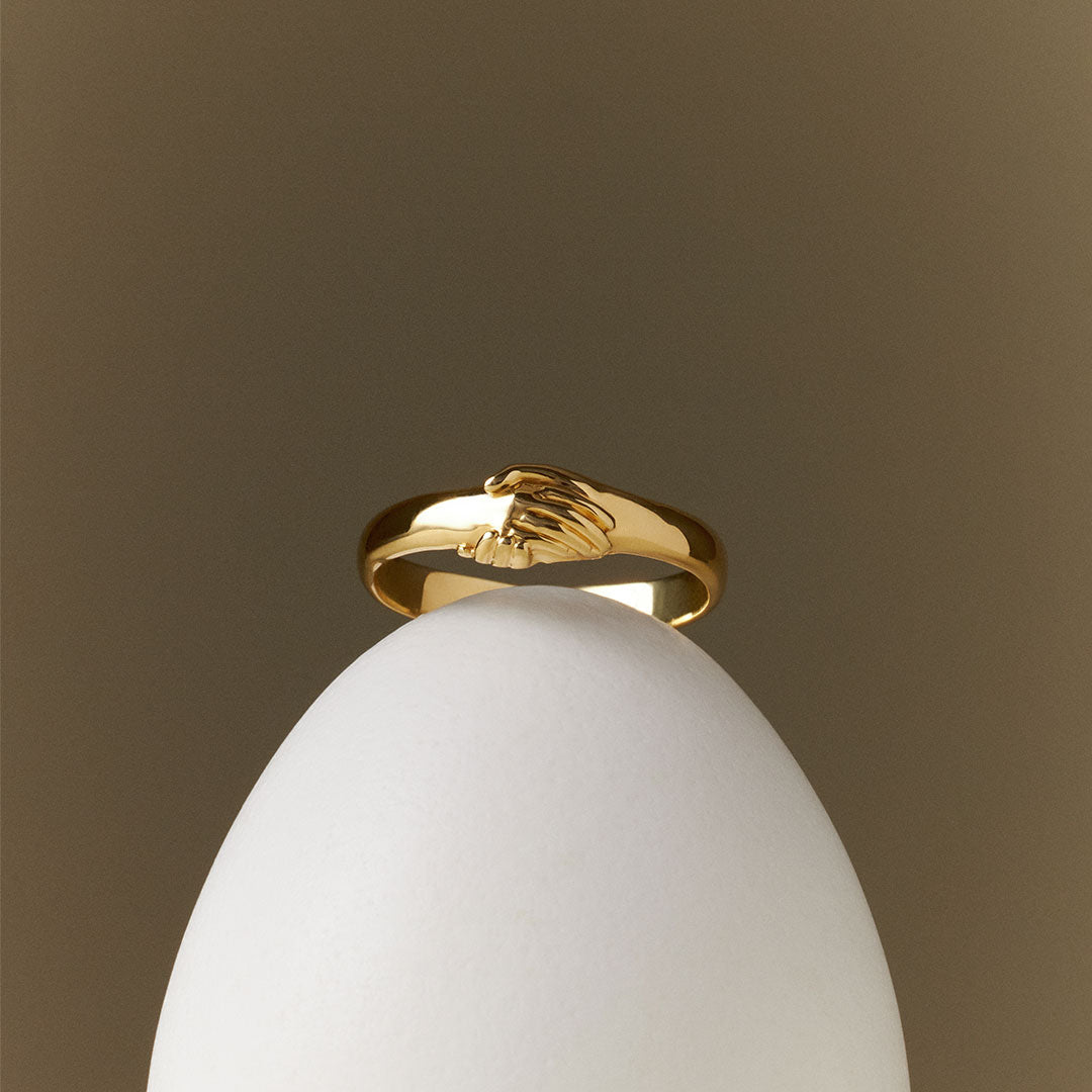 PAOLA-VILAS-OURO-18K-ALIANÇAS-ANEIS-CASAMENTO-NOIVADO-MÃOS-ENCONTRO-ELO