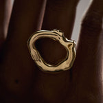PAOLA-VILAS-ANEL-CORPO-JOIAS-ESCULTURAS-LINA-BO-BARDI-PRATA-COM-BANH-DE-OURO