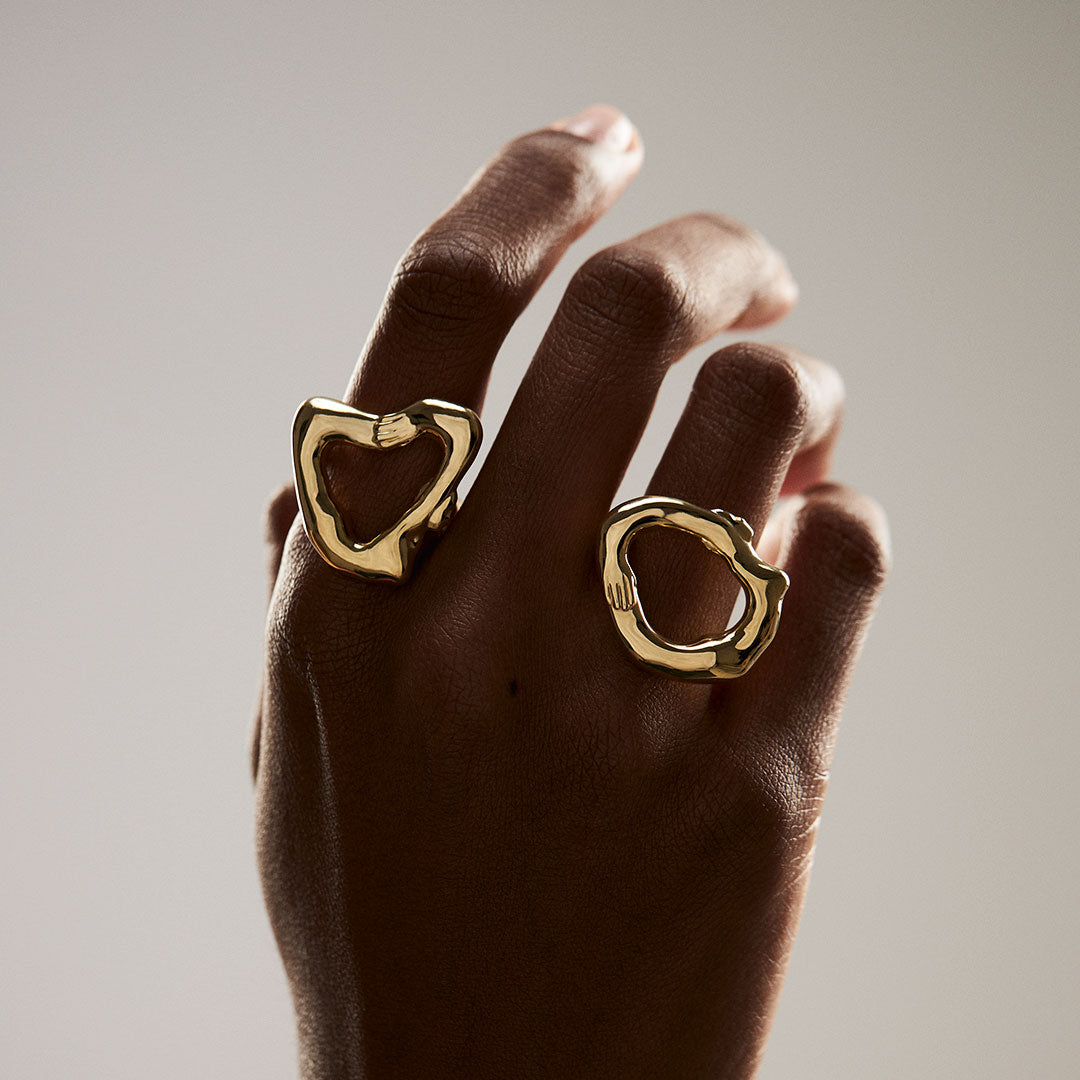 PAOLA-VILAS-ANEL-CORPO-JOIAS-ESCULTURAS-LINA-BO-BARDI-PRATA-COM-BANH-DE-OURO