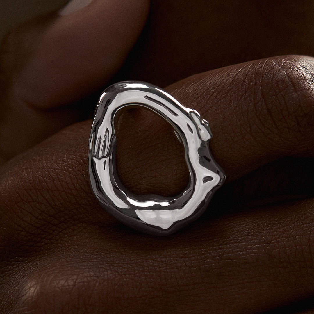 PAOLA-VILAS-ANEL-CORPO-JOIAS-ESCULTURAS-LINA-BO-BARDI-PRATA-COM-BANH-DE-OURO-OVAL