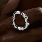 PAOLA-VILAS-ANEL-CORPO-JOIAS-ESCULTURAS-LINA-BO-BARDI-PRATA-COM-BANH-DE-OURO-OVAL