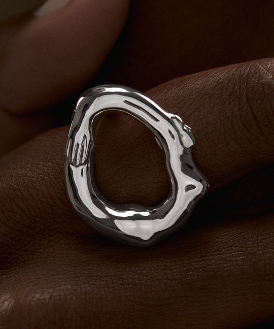 PAOLA-VILAS-ANEL-CORPO-JOIAS-ESCULTURAS-LINA-BO-BARDI-PRATA-COM-BANH-DE-OURO-OVAL