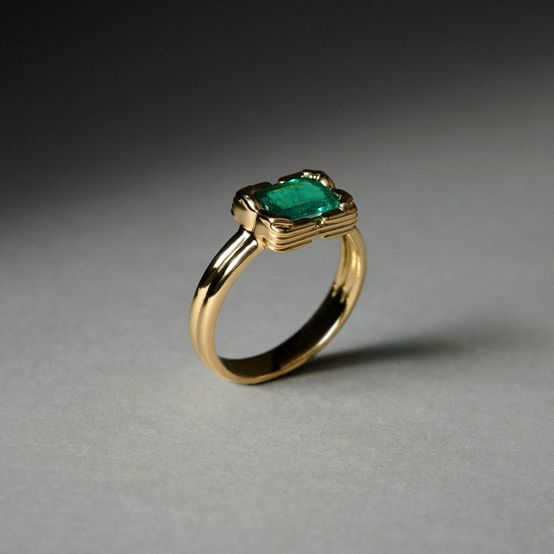 PAOLA-VILAS-ANEL-GESTO-OURO-18K-ESMERALDA-MAOS