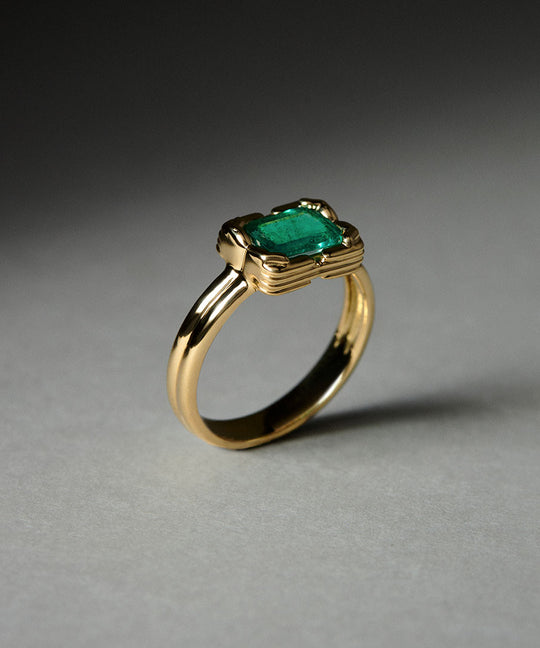 PAOLA-VILAS-ANEL-GESTO-OURO-18K-ESMERALDA-MAOS