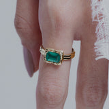 PAOLA-VILAS-ANEL-GESTO-OURO-18K-ESMERALDA-MAOS