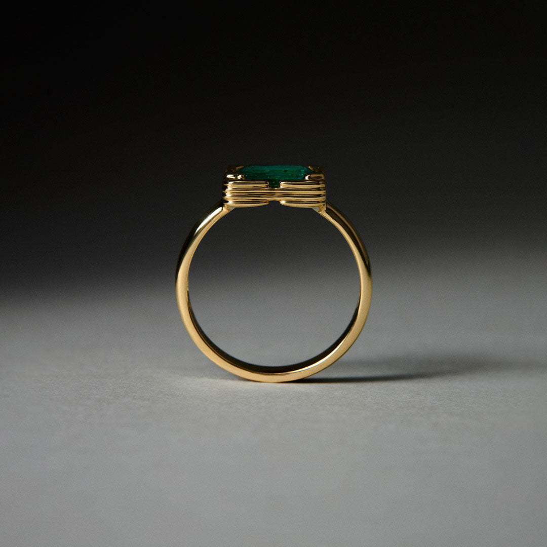 PAOLA-VILAS-ANEL-GESTO-OURO-18K-ESMERALDA-MAOS