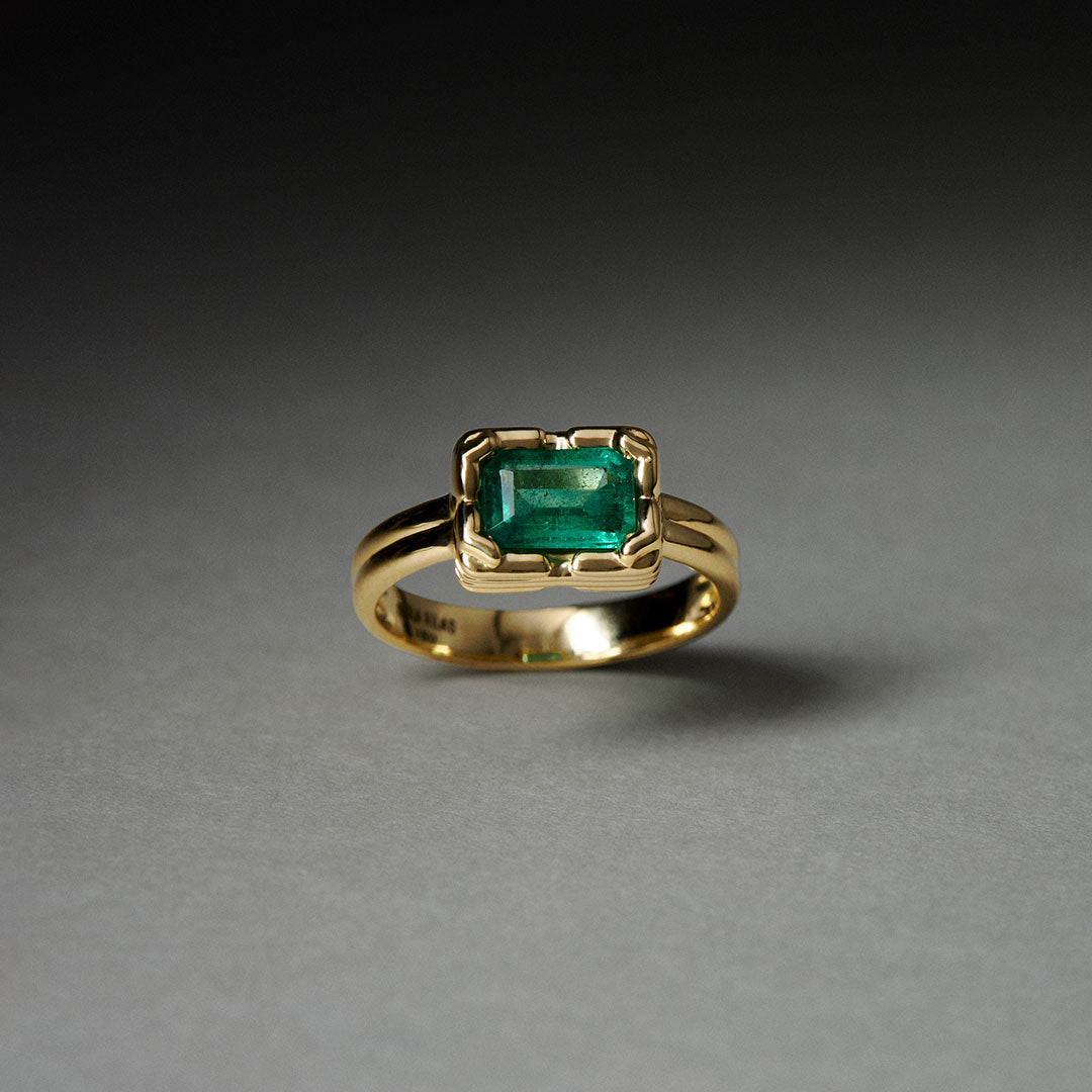 PAOLA-VILAS-ANEL-GESTO-OURO-18K-ESMERALDA-MAOS