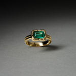 PAOLA-VILAS-ANEL-GESTO-OURO-18K-ESMERALDA-MAOS