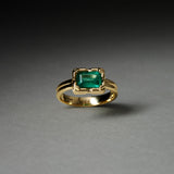 PAOLA-VILAS-ANEL-GESTO-OURO-18K-ESMERALDA-MAOS