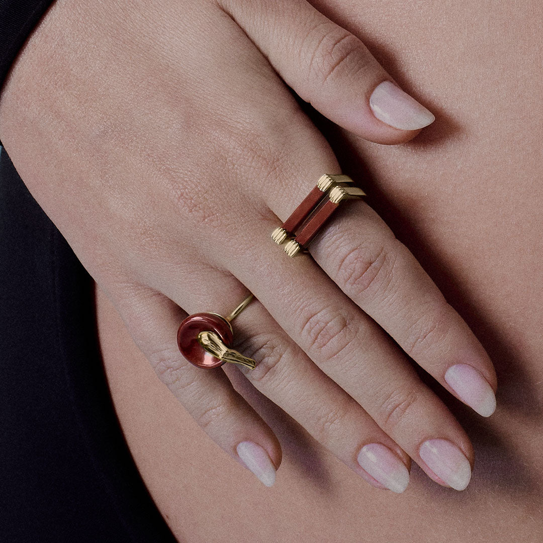 PAOLA-VILAS-ANEL-OURO-18K-CORPO-JOIA-FEMININA-JASPE-VERMELHA-ESCULTURA-VESTIVEL-LINA-BO-SAO-PAULO-PEDRA-VERMELHA-ARQUITETURA