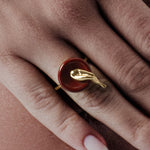 PAOLA-VILAS-ANEL-OURO-18K-CORPO-JOIA-FEMININA-JASPE-VERMELHA-ESCULTURA-VESTIVEL-LINA-BO-SAO-PAULO-PEDRA-VERMELHA-ARQUITETURA