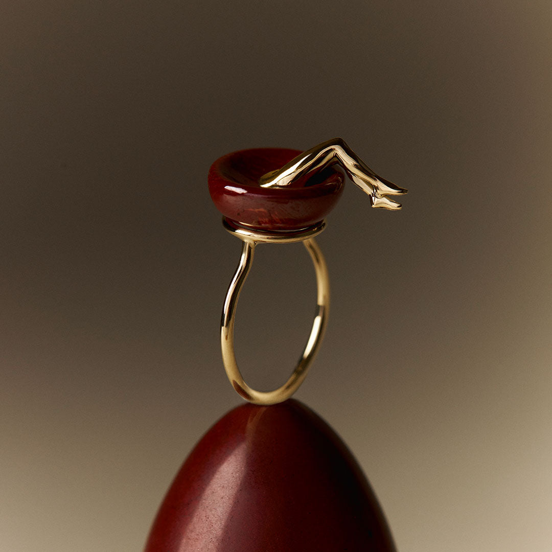 PAOLA-VILAS-ANEL-OURO-18K-CORPO-JOIA-FEMININA-JASPE-VERMELHA-ESCULTURA-VESTIVEL-LINA-BO-SAO-PAULO