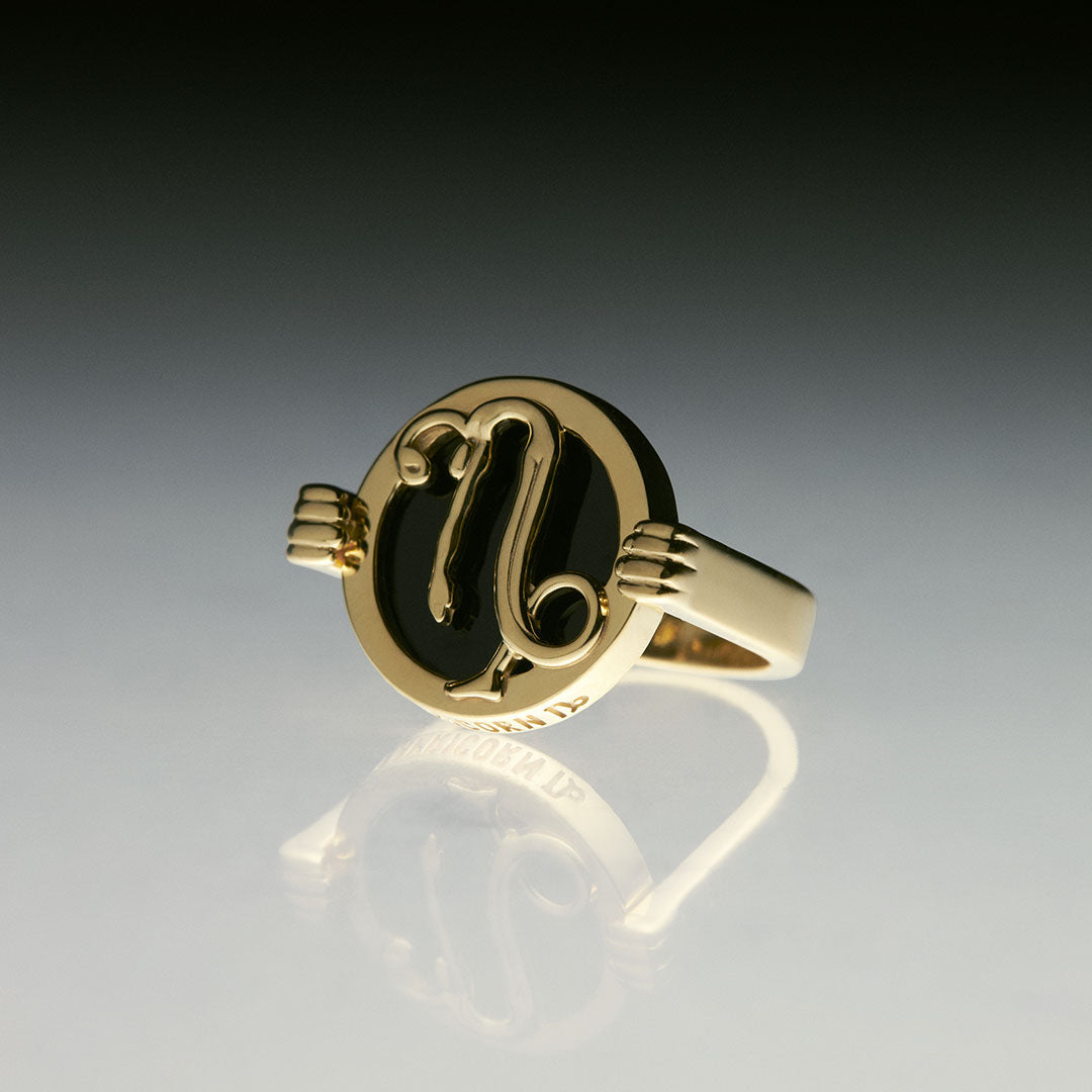 PAOLA-VILAS-ANEL-ZODIACO-PRATA-BANHO-OURO-18K-CAPRICORNIO