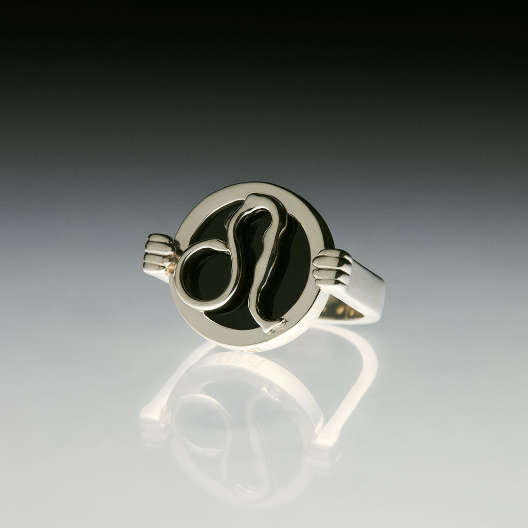 PAOLA-VILAS-ANEL-ZODIACO-PRATA-OURO-LEAO-CORPOS-JOIAS-FEMININAS-PRATA-BANHO-18K-